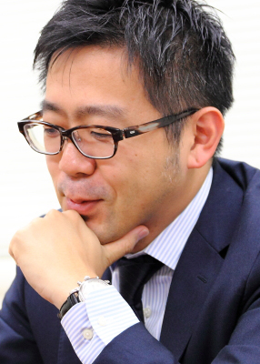 真鍋 康正 氏