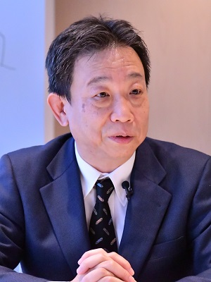 高見 聡 氏