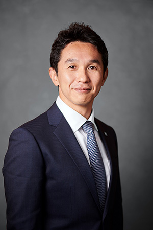 間下 直晃 氏